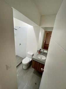 Ένα μπάνιο στο Depa en Av Javier Prado frente a San isi