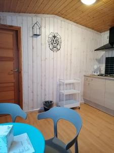 a room with a table and chairs and a kitchen at ZEcamping 4 étoiles pet friendly piscine et pétanque au cœur des Alpilles in Noves