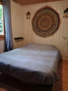 a bed in a room with a basket on the wall at ZEcamping 4 étoiles pet friendly piscine et pétanque au cœur des Alpilles in Noves