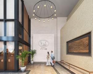 eine Darstellung eines Paares, das in einer Lobby spaziert in der Unterkunft Hotel Monterey La Soeur Naha in Naha
