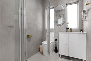 Et badeværelse på Inviting Double Room with Sunlit Comfort - Matraville - Shared Bathroom and Kitchen