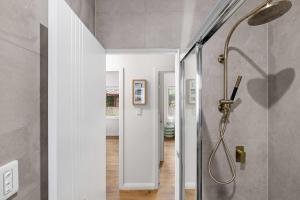 Et badeværelse på Inviting Double Room with Sunlit Comfort - Matraville - Shared Bathroom and Kitchen