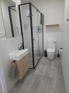 een badkamer met douche, wastafel en toilet bij Quiet apartment in Healesville in Healesville