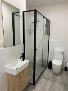 een badkamer met douche, wastafel en toilet bij Quiet apartment in Healesville in Healesville +14 foto's