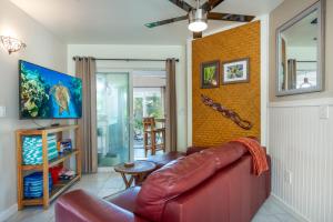 Una sala de estar con un sofá de cuero y una mesa. en Pahoa Tropical Garden Getaway, en Pahoa