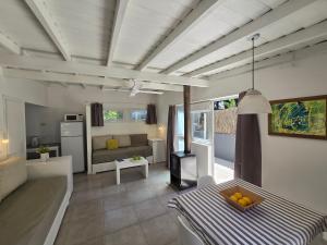 een woonkamer met een bank en een tafel bij Medanos in Las Gaviotas