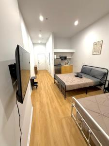 Μια τηλεόραση ή/και κέντρο ψυχαγωγίας στο Big studio 4 persons apartment with Private FREE Parking