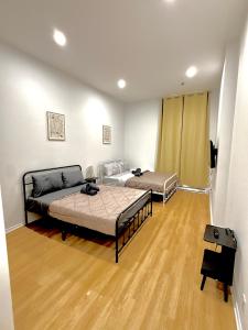 Ένα ή περισσότερα κρεβάτια σε δωμάτιο στο Big studio 4 persons apartment with Private FREE Parking