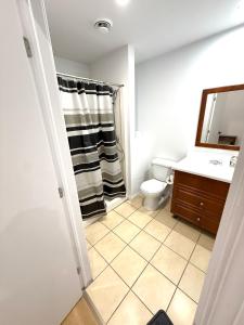 Ένα μπάνιο στο Big studio 4 persons apartment with Private FREE Parking