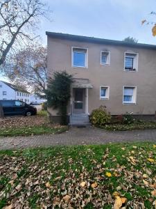 een huis met een auto ervoor geparkeerd bij Mego Unterkünfte in Bönen