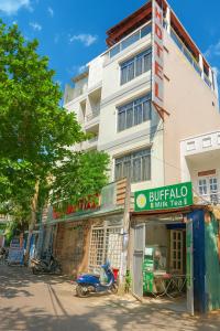 胡志明市Phúc Khang Hotel Airport的停在大楼前的摩托车