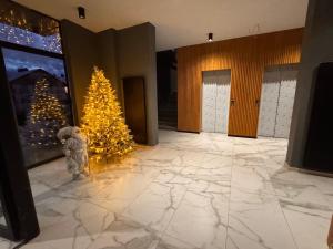 een kamer met een kerstboom in het midden van een gang bij Ski Zoo Apartments, new gudauri in Kʼumlistsʼikhe