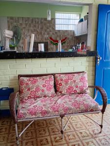 a couch sitting in a room with a counter at Casa Mosqueiro in Belém