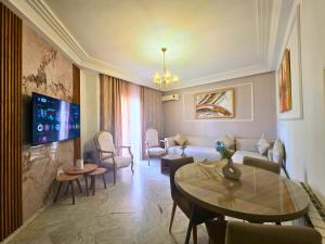 a living room with a table and a couch at Zen home Lac 2 in La Marsa