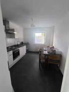 een keuken met een tafel en een eetkamer bij Mego Unterkünfte in Bönen +4 foto's