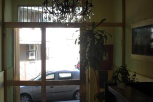 una porta a vetri con un'auto parcheggiata in una stanza di Albergo Miramonte a Vibo Valentia