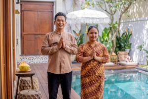 チャングーにあるVilla Casa Adelineの男女立ち +61枚の写真