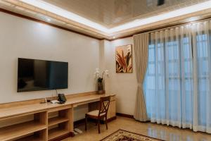 TV a/nebo společenská místnost v ubytování Rosepine Hotel