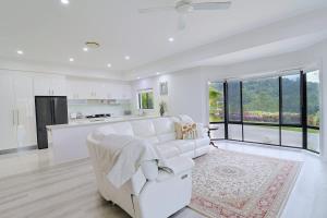 Il comprend un salon blanc avec un canapé blanc et une cuisine. dans l'établissement King Bed w Ensuite - Sleeps 8 - Lake Aquascape, à Neranwood