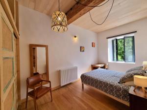 Ένα ή περισσότερα κρεβάτια σε δωμάτιο στο Gîte charmant avec terrasse, billard, et animaux acceptés - FR-1-496-377