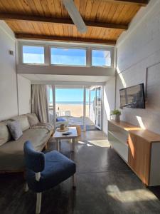 een woonkamer met een bank en een tv bij Medanos in Las Gaviotas