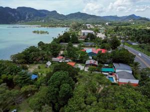 een luchtzicht op een stad naast een rivier bij 7Sea Beach Pool Villa in Ao Nam Mao