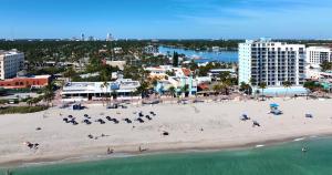 Pláž u rezortu + 17 fotografií