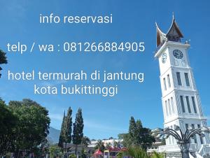 ブキティンギにあるHotel Marinetの市中時計塔