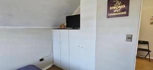 a room with a white cabinet with a tv on top at Buen descanso cómodo y acogedor en Machali con Parcking y WIFI in Machalí