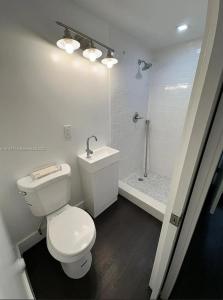 Ένα μπάνιο στο Booking Open Now For Your Holidays +8 φωτογραφίες