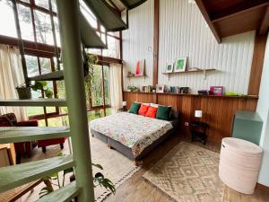 Ένα ή περισσότερα κρεβάτια σε δωμάτιο στο A Handcrafted Hilltop Retreat Beneath MT Batukaru