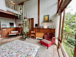 Μπαλκόνι ή βεράντα στο A Handcrafted Hilltop Retreat Beneath MT Batukaru