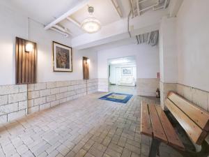 a waiting room with a bench and a table at 泊るHouse千葉駅1分 J - 東京ディズニーランドまで30分 線路傍騒音あり in Chiba +99 photos