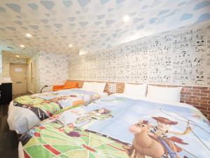 a bedroom with two beds and a wall with hearts at 泊るHouse千葉駅1分 J - 東京ディズニーランドまで30分 線路傍騒音あり in Chiba