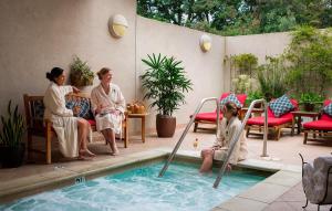 Un grupo de mujeres sentadas alrededor de una piscina. en Luxe Golf View Condo Prime Napa Location, en Vichy Springs 33 fotos más