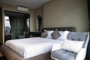 CSJ TOWER - Seaview Luxury Apartment- Căn Hộ Sát Biển Trung Tâm Thành Phố Vũng Tàu في فنغ تاو: غرفة نوم بها سرير كبير وكرسي