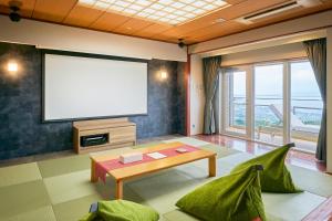 指宿市にある別邸 天降る丘のテレビとテーブルのあるリビングルーム