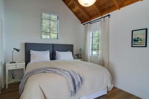 Ένα ή περισσότερα κρεβάτια σε δωμάτιο στο Taramea Arrowtown by Sotheby's Luxury Rental Homes +14 φωτογραφίες