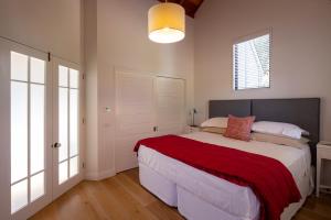 Ένα ή περισσότερα κρεβάτια σε δωμάτιο στο Taramea Arrowtown by Sotheby's Luxury Rental Homes