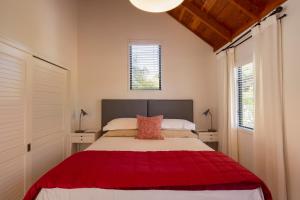 Postel nebo postele na pokoji v ubytování Taramea Arrowtown by Sotheby's Luxury Rental Homes + 12 fotografií