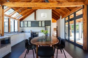 Η κουζίνα ή μικρή κουζίνα στο Taramea Arrowtown by Sotheby's Luxury Rental Homes