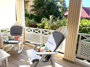 twee stoelen op een veranda met uitzicht op een tuin bij La Dolce Vita Beachfront Apt 2 in Las Terrenas +72 foto's