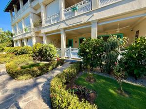 een appartementencomplex met een balkon en planten bij La Dolce Vita Beachfront Apt 2 in Las Terrenas