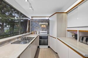 Nhà bếp/bếp nhỏ tại Family Home Near North Brisbane Parks