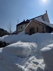 木島平村にあるKijimaBase - Base 1の建物前積雪 +2枚の写真
