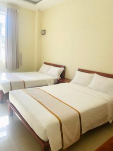 two beds in a hotel room with at Thien Phu Nghia 2 - Hotel Phu Quoc in Phú Quốc +17 photos