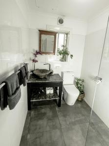 Ένα μπάνιο στο Garden View Apartment - 2 Bedrooms