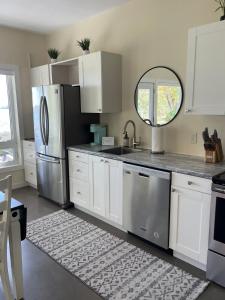 Kuchyň nebo kuchyňský kout v ubytování Luxury Cabin Rental by Lakefront near Cohasset, Minnesota