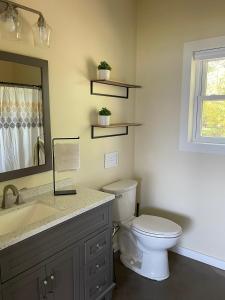 Koupelna v ubytování Luxury Cabin Rental by Lakefront near Cohasset, Minnesota