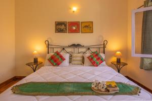 Un dormitorio con una cama con una bandeja encima. en Bamboo Grove by VEO - Part of StayVista, en Dehradun
